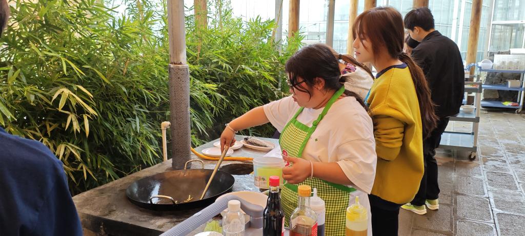 黔茶之旅   谱写实践新篇——美高梅官网经济管理系2024级新生赴黔茶产业学院开展专业认知和劳动实践